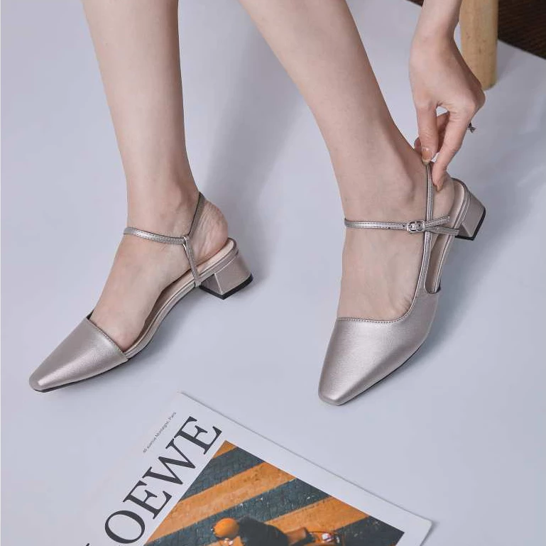 Có cần thiết phải chịu đau khi đi giày cao gót không và làm sao để giảm đau?