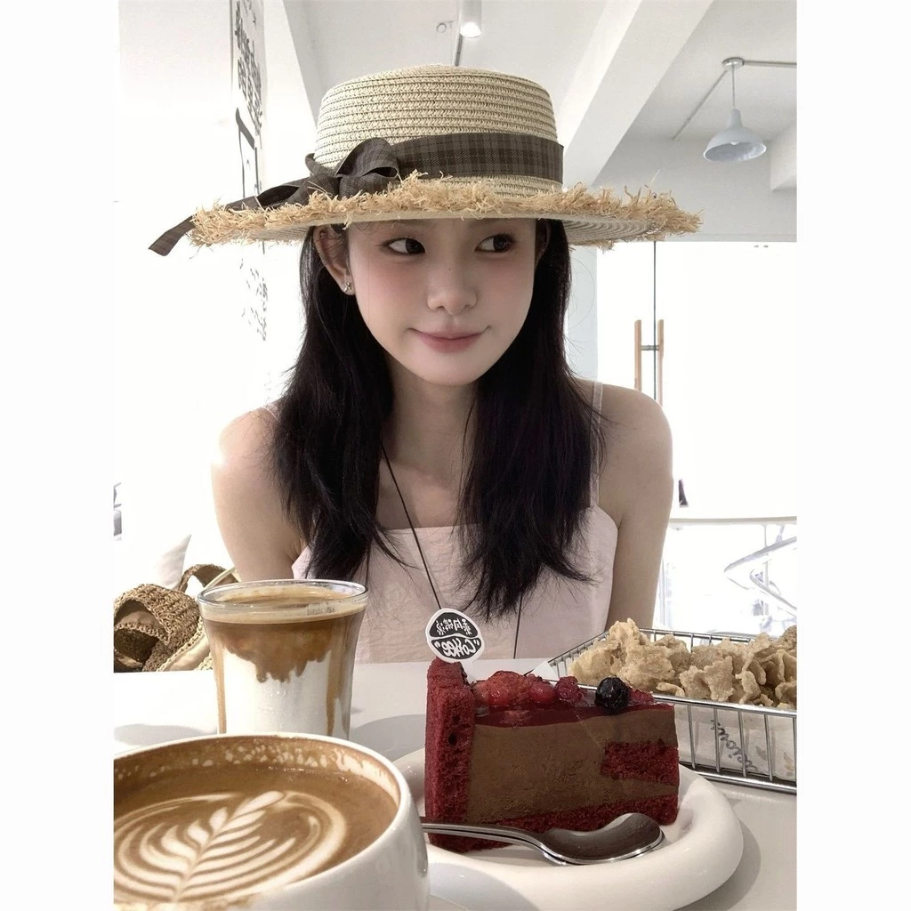 Mũ cói đi biển bị lỗi thời nếu bạn không biết 3 bí quyết chọn size và phối đồ này