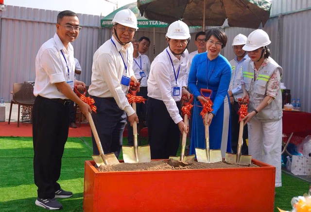 Lễ khởi c&ocirc;ng dự &aacute;n thang m&aacute;y tại c&aacute;c cầu vượt bộ h&agrave;nh