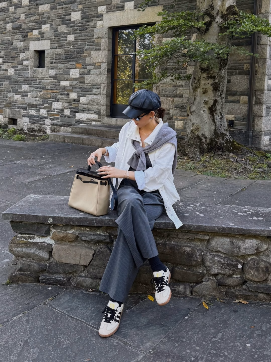 Màu xám thời trang thu 2025 Blazer xám thanh lịch và áo thun xám phối jean mùa thu 2025