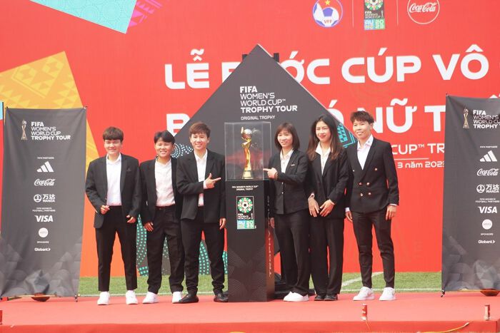 Chiếc cúp vàng FIFA World Cup nữ đến Hà Nội