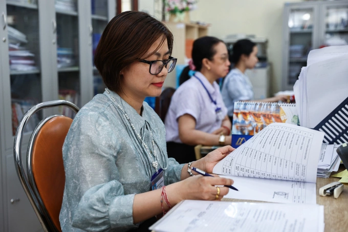 Cán bộ phường Phước Long A Cán bộ, nhân viên UBND phường Phước Long A xử lý thủ tục hành chính