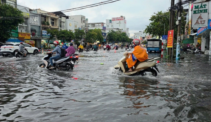 Ngập sâu trên đường Hùng Vương Đường Hùng Vương, quận Ninh Kiều, ngập sâu khi mưa lớn giữa tháng 5