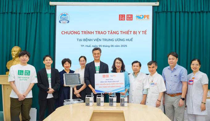 Tặng thiết bị y tế cho Bệnh viện Trung ương Huế
