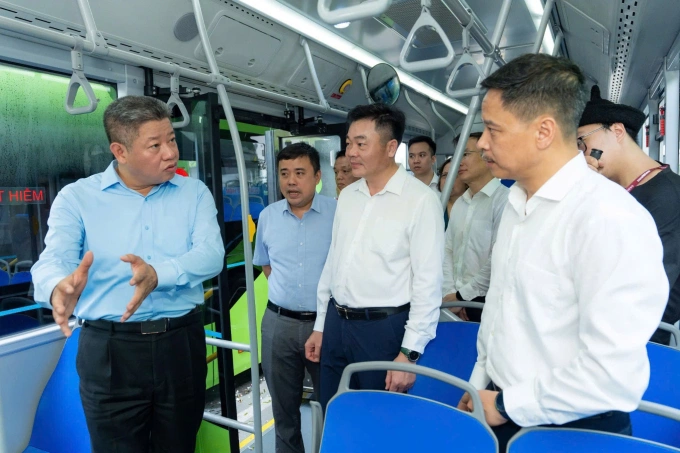 Phó chủ tịch UBND TP Hà Nội Nguyễn Mạnh Quyền Phó chủ tịch UBND TP Hà Nội Nguyễn Mạnh Quyền trao đổi với các đại biểu dự khai trương tuyến buýt điện số 43