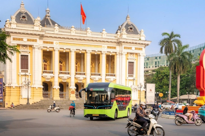 Xe buýt điện Xe buýt điện tuyến số 43 lưu thông qua khu vực Nhà hát lớn, quận Hoàn Kiếm