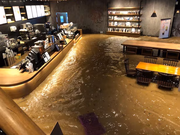 Cảnh tượng ngập lớn trong một quán cà phê Starbucks tại Gwangju (Ảnh: X)
