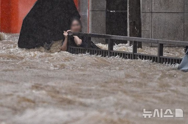 Một người mắc kẹt trong dòng nước lớn