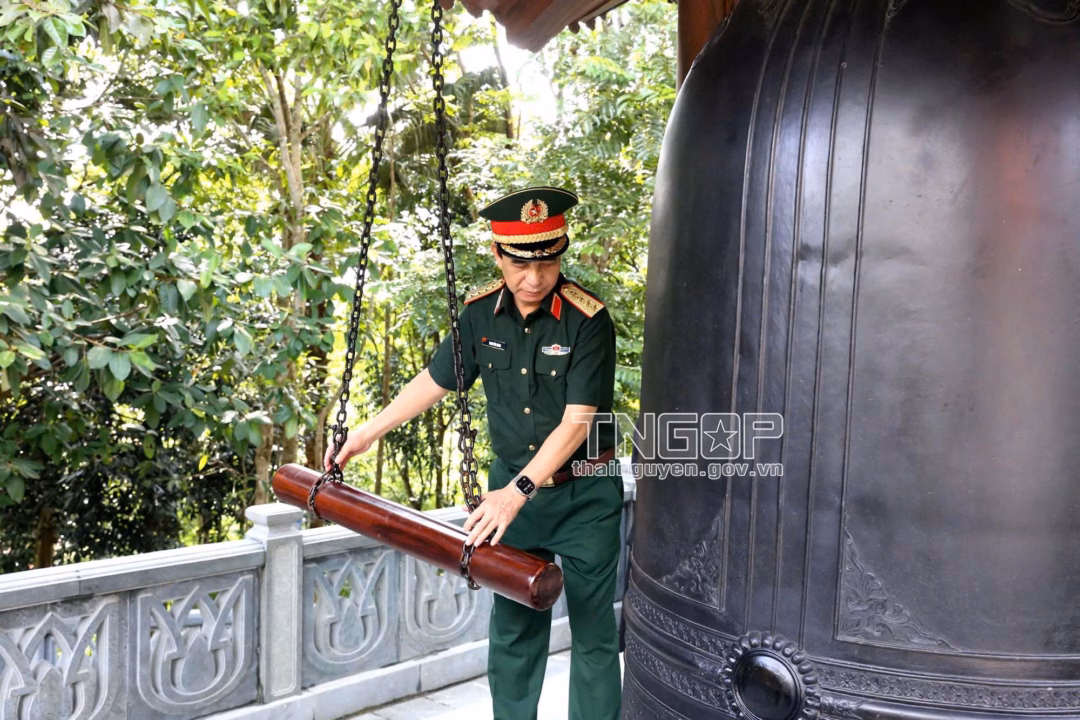 Đại tướng Phan Văn Giang dâng hương tưởng niệm Chủ tịch Hồ Chí Minh tại Thái Nguyên