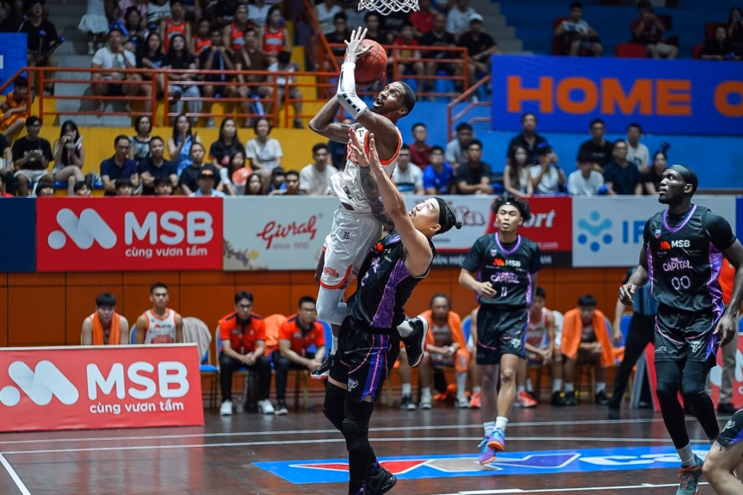 Hà Nội Buffaloes thắng nghẹt thở Danang Dragons với tỷ số 92-71 Đội bóng thủ đô có thành tích 10 trận toàn thắng để đứng đầu BXH (ảnh: VBA)