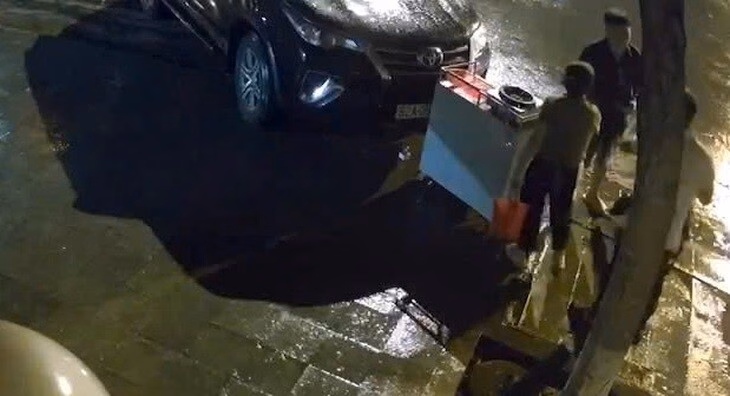 Ô tô đâm xe bán hàng rồi thách thức, 2 thanh niên đánh người trái lý Công an phường Kon Tum đã mời người đàn ông lái ô tô trong clip lên làm việc - Ảnh: Dương Anh Hùng