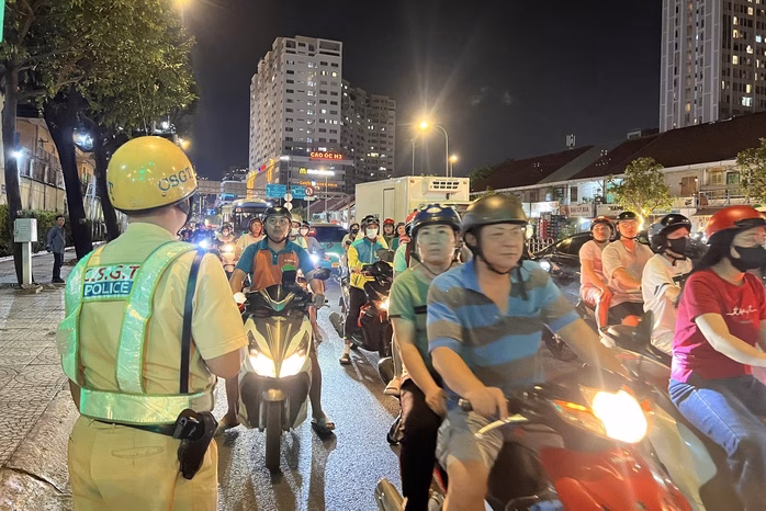CSGT lập chốt kiểm tra nồng độ cồn: Phát hiện nhiều trường hợp vi phạm mức kỷ lục CSGT TP HCM đo nồng độ cồn trên đường Hoàng Diệu, TP HCM vào tối 31-7.
