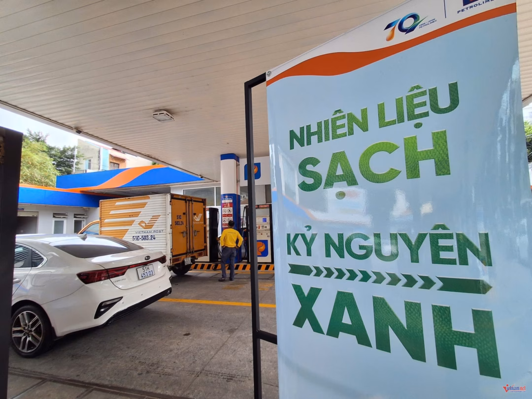 Người dân vẫn dè dặt với xăng sinh học E10 Dù đã treo bảng giới thiệu nhưng lượng người chủ động đổ xăng E10 còn thấp. Ảnh: Trần Chung
