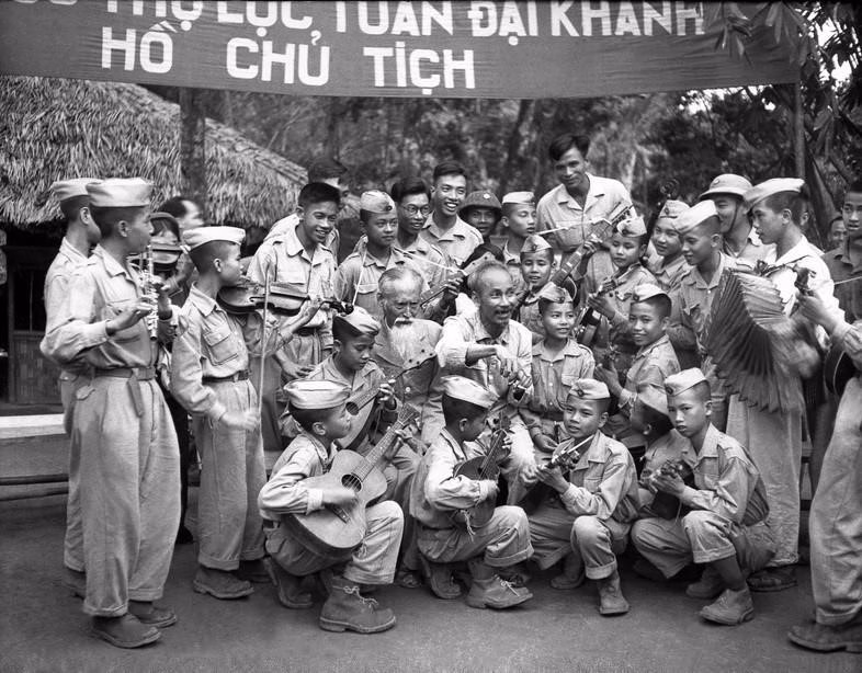 Chủ tịch Hồ Chí Minh với thiếu nhi Chủ tịch Hồ Chí Minh với đoàn nghệ thuật thiếu nhi Liên khu X và đội thiếu sinh quân đến chúc mừng sinh nhật lần thứ 60 của Người tại chiến khu Việt Bắc, ngày 19/5/1950.