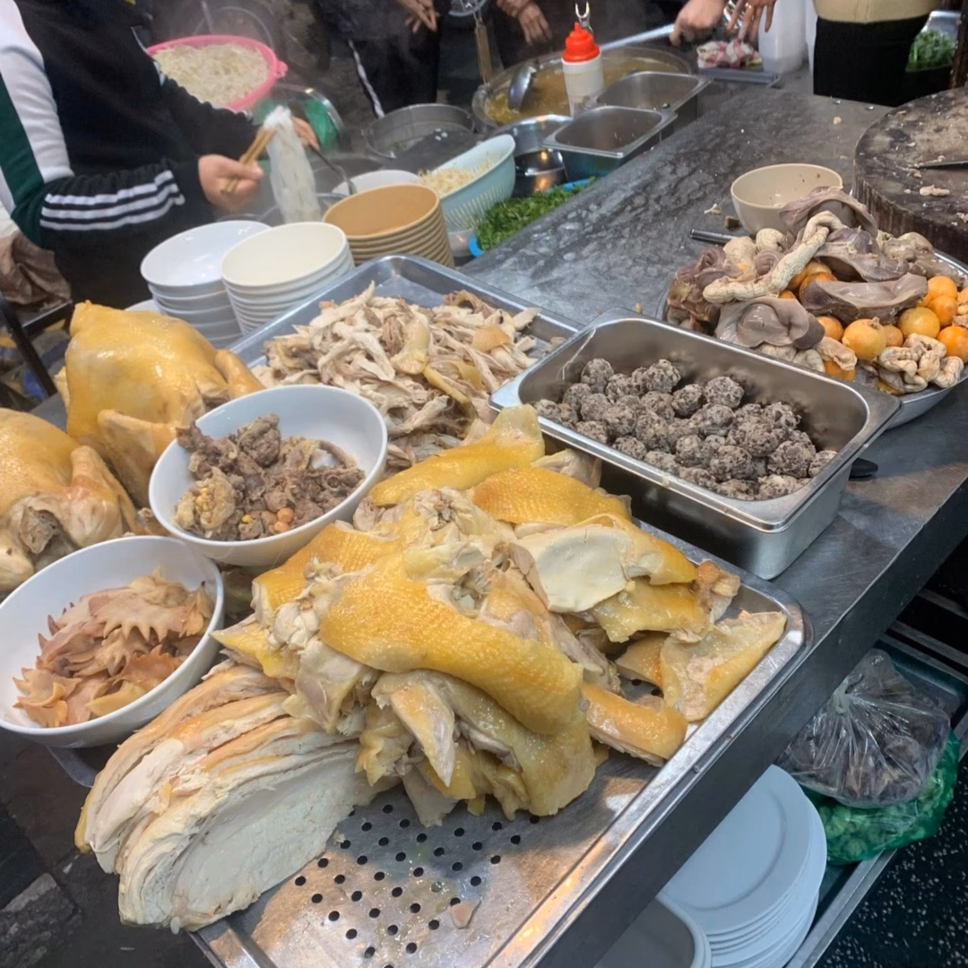Quán phở gà Nguyệt Phủ Doãn Quầy gà đặt trước cửa quán phở gà Nguyệt