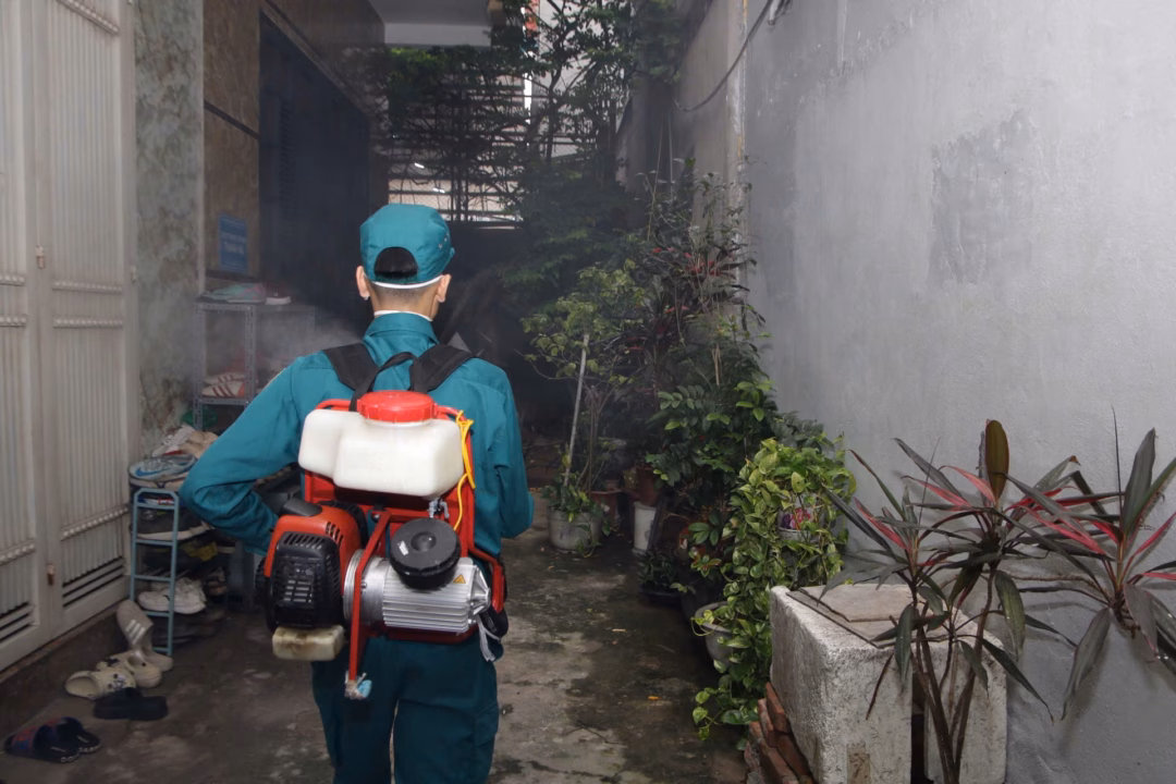 Nhân viên y tế phun thuốc diệt muỗi Nhân viên y tế phun thuốc diệt muỗi