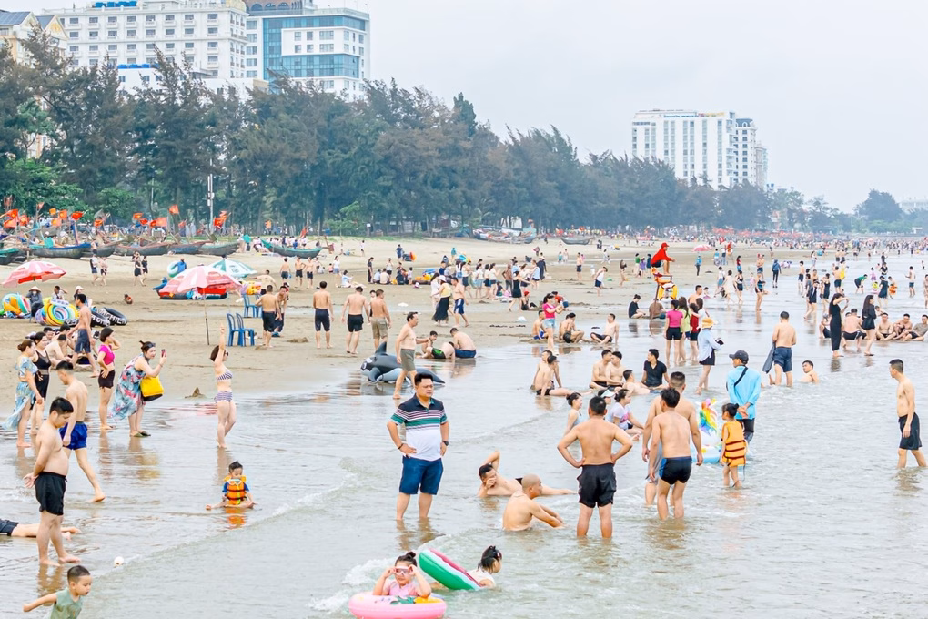Cảnh trái ngược ở biển Sầm Sơn trong cao điểm du lịch hè -3 Cảnh trái ngược ở biển Sầm Sơn trong cao điểm du lịch hè -3