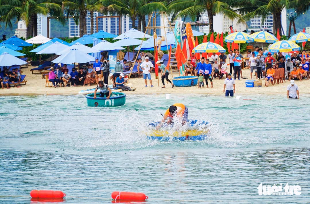 Đua thuyền thúng trên biển Nha Trang Thuyền thúng đua trên biển