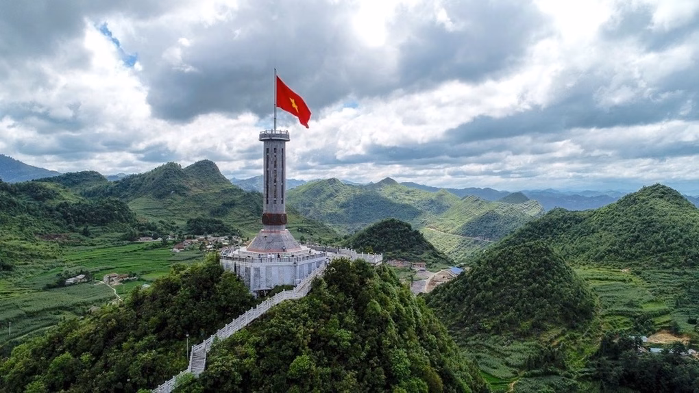 Cột cờ Lũng Cú dừng đón khách tham quan