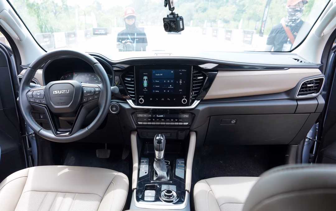 Nội thất hiện đại của Isuzu mu-X lnh08211.jpg