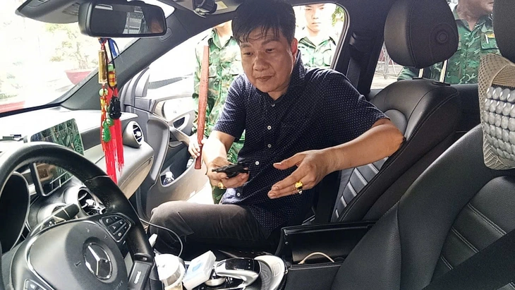 Tân cùng khẩu súng cất trong xe hơi