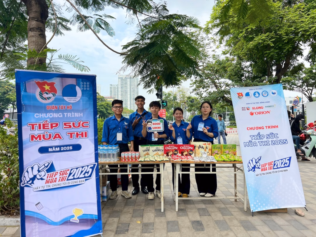 Tình nguyện viên quận Tây Hồ Tình nguyện viên quận Tây Hồ hỗ trợ thí sinh