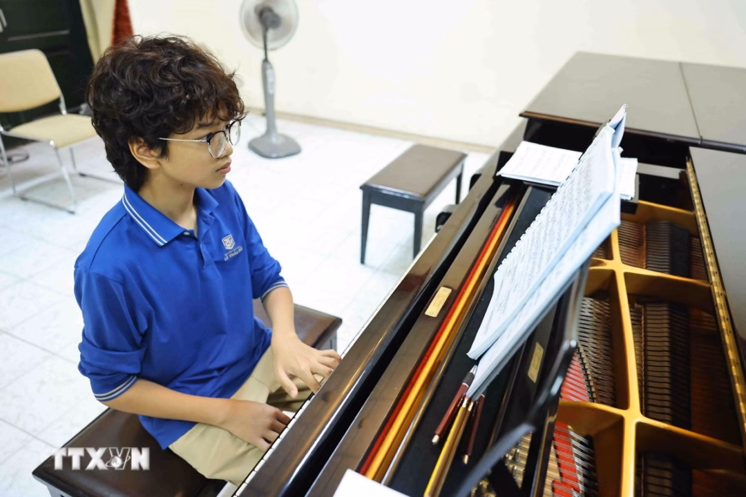 Cao Phú Quý luyện tập piano Cao Phú Quý trong giờ luyện tập piano tại Học viện Âm nhạc Quốc gia Việt Nam.
