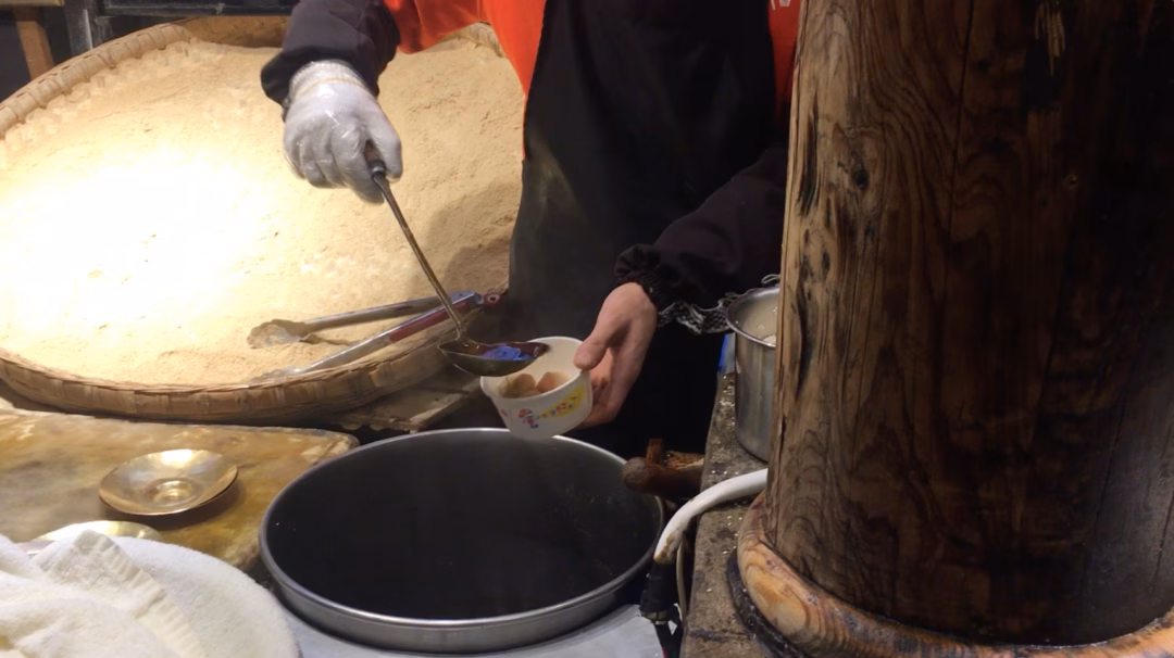 Mua bánh đường phố ở Trung Quốc: Không chỉ ăn mà còn được ‘nghía’ Thành phẩm giản dị nhưng lại khiến du khách nhớ mãi vì cách làm quá độc đáo