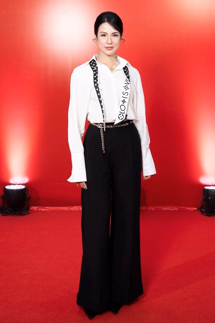 Diệp Lâm Anh khoe style ‘quý cô thành đạt’ tại họp báo chương trình thực tế Trên tay, người đẹp còn đeo hai chiếc nhẫn kim cương xa xỉ.