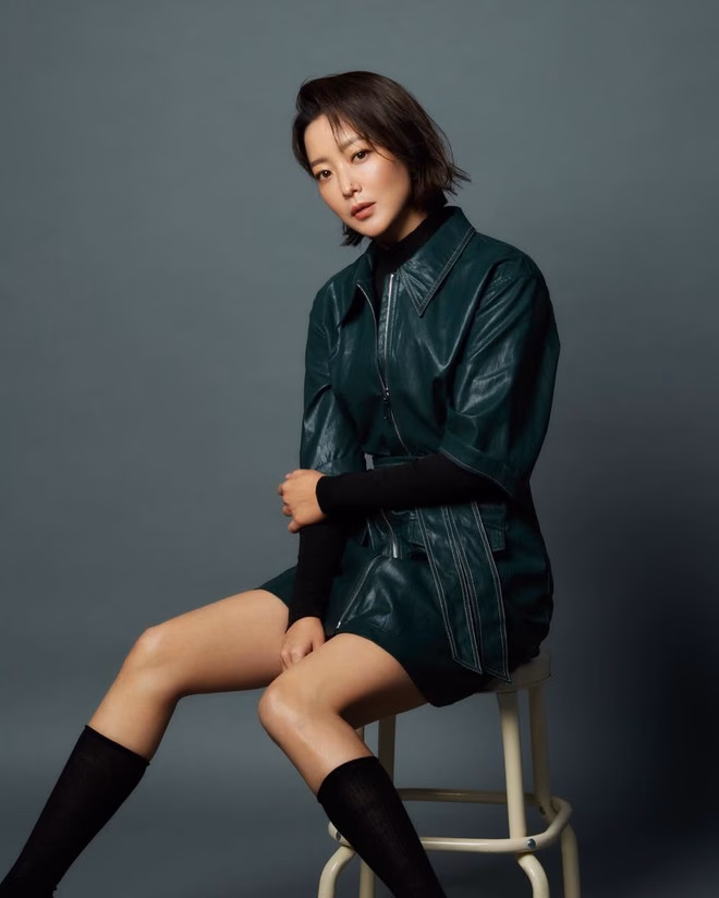 Kim Hee Sun U50: Tượng đài nhan sắc Hàn Quốc vẫn trẻ trung sau 30 năm tỏa sáng Dù diện menswear tối giản, nữ diễn viên vẫn “áp vía” cả khung hình bằng khí chất sang chảnh ngút ngàn.
