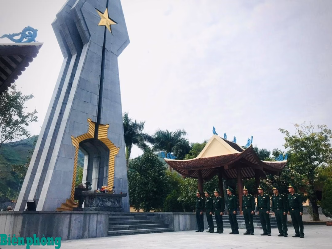 Tưởng nhớ những hồn thiêng giữ cõi biên thùy Ông Giàng Cồ Sén trò chuyện với cán bộ Đồn Biên phòng Pha Long. Ảnh: Đăng Bảy