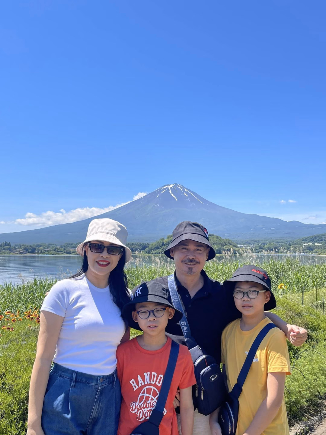 Vinh Xương: Tôi chỉ mong nhân vật không còn ‘xấu’ trong lòng khán giả Nghệ sĩ Vĩnh Xương cùng vợ và 2 con sinh đôi trong 1 chuyến du lịch. Ảnh: NVCC