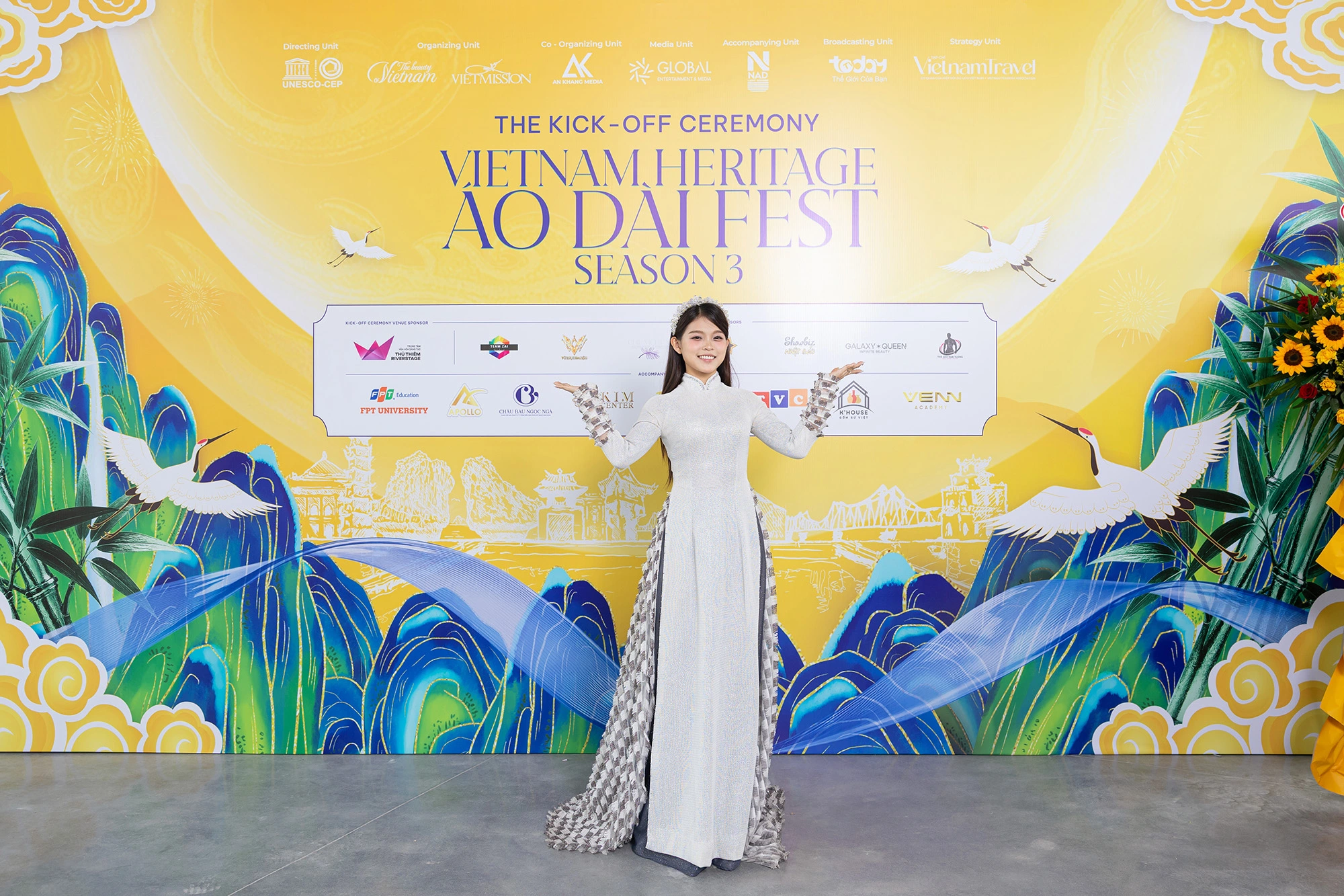 NSND Mỹ Uyên xuất sắc tỏa sáng trên thảm đỏ tại Vietnam Heritage Áo Dài Fest Con gái nuôi của cố ca sĩ Phi Nhung - ca sĩ Tuyết Nhung ngày càng nhận được sự yêu mến của khán giả. Nữ ca sĩ 10X vừa lên xe hoa hồi tháng 2