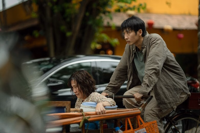 Nữ diễn viên nhí Juliet Bảo Ngọc và hành trình ‘chinh chiến’ màn ảnh rộng Kịch bản xoay quanh nhân vật Hoan (Tuấn Trần), thợ cắt tóc vừa mưu sinh vừa chăm lo cho người mẹ tên Hạnh (Hồng Đào) mắc bệnh Alzheimer. Với câu chuyện đậm chất nhân văn, diễn xuất đầy cảm xúc của dàn diễn viên tên tuổi đến từ 2 nước Việt - Hàn, phim không chỉ chạm đến trái tim người xem mà còn khơi gợi sự thấu hiểu, sẻ chia trong từng gia đình.