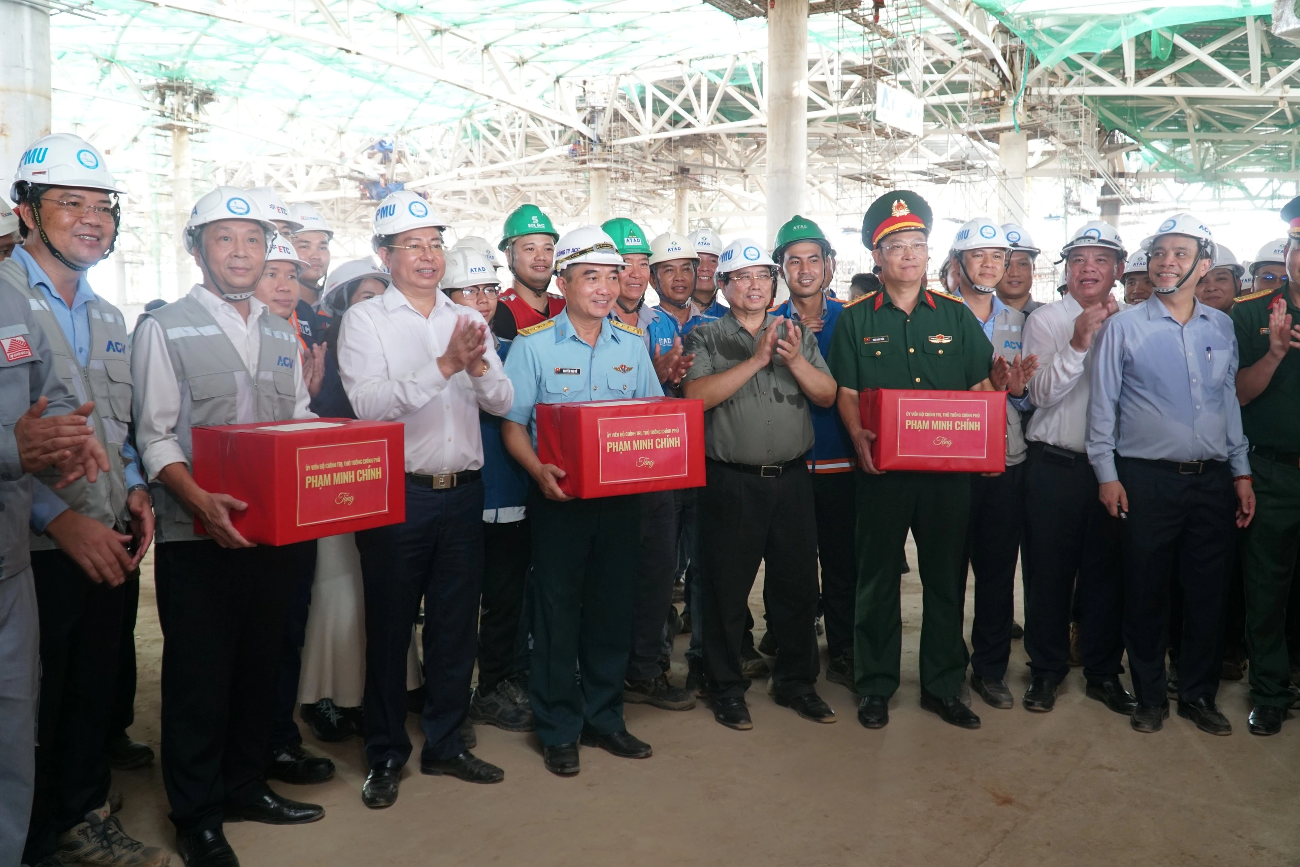 Thủ tướng tặng quà, động viên các nhà thầu thi công nhà ga hành khách sân bay Long Thành