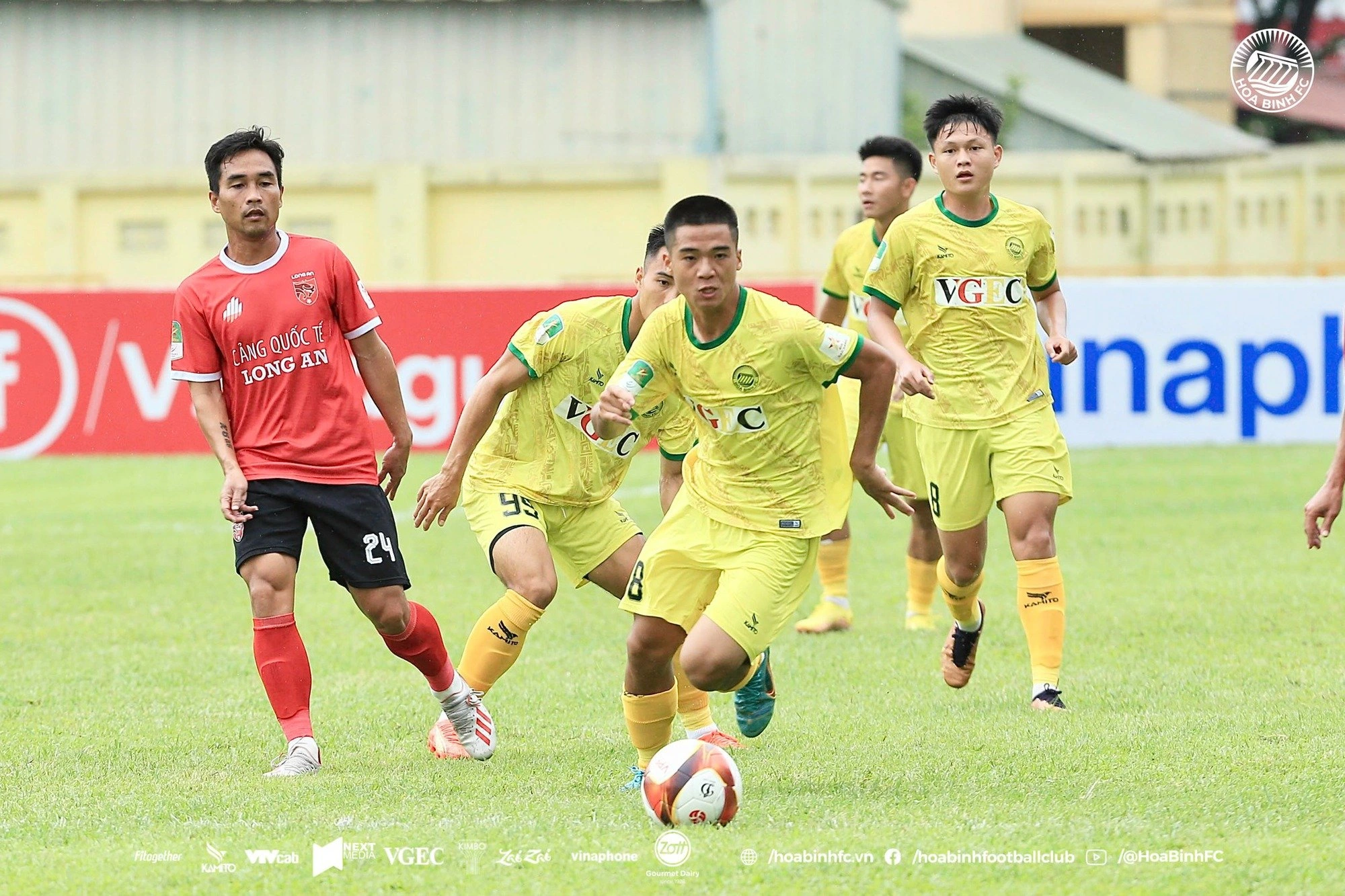 Từ ‘siêu nhân’ U19 đến tương lai tươi sáng với HAGL Trần Gia Huy (68) khi thi đấu trong màu áo CLB Hòa Bình