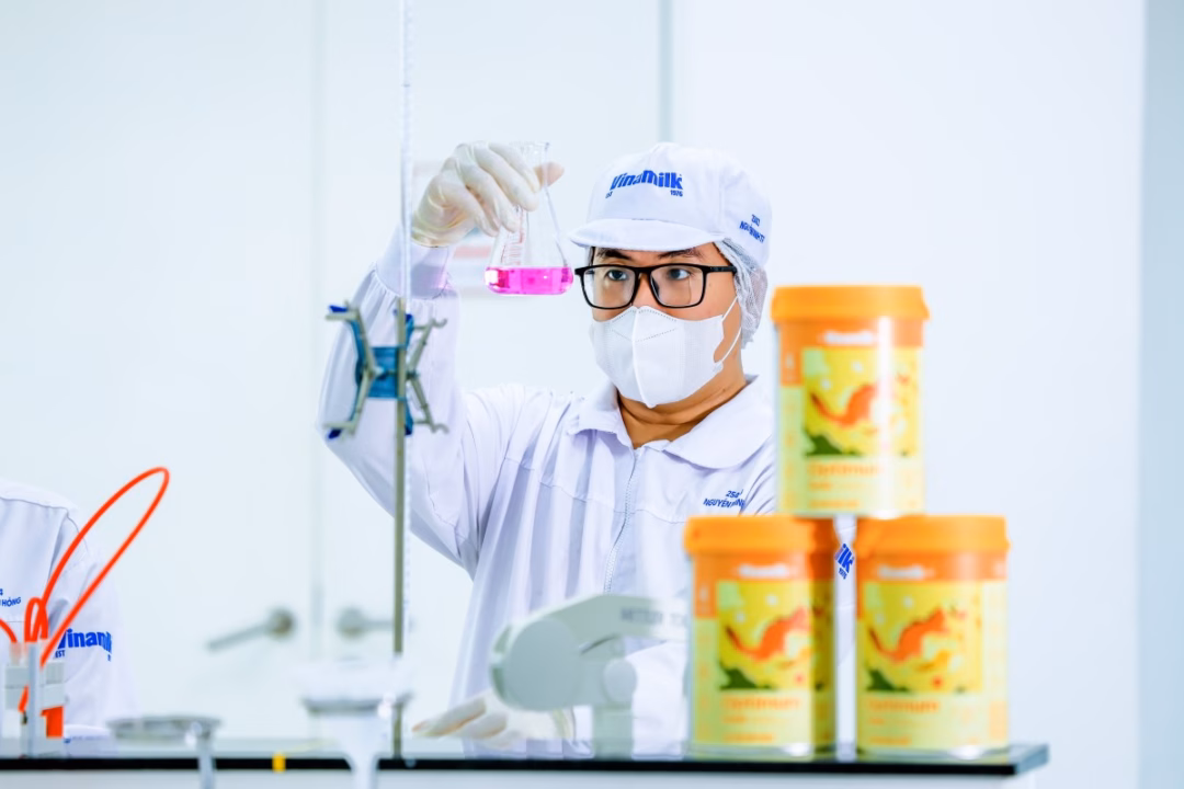 Vinamilk lập kỷ lục doanh thu quý hơn 16.745 tỷ đồng Đẩy mạnh hoạt động nghiên cứu và phát triển, đổi mới sản phẩm, Vinamilk tiên phong đưa đột phá 6 HMO vào giải pháp dinh dưỡng cho trẻ. Ảnh: Nguyễn Hoàng