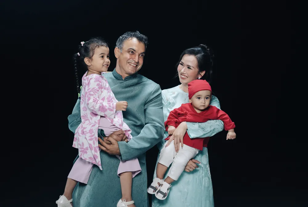 Võ Hạ Trâm ra mắt MV ca ngợi quê hương, tặng Quỹ vì người nghèo Gia đình ủng hộ Võ Hạ Trâm trong ngày quay MV mới