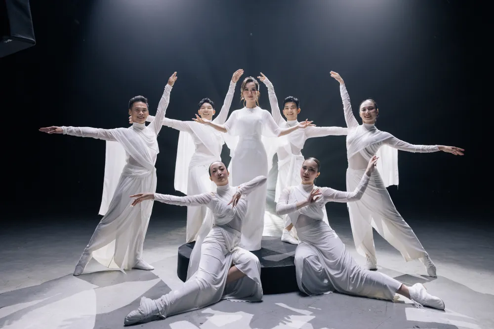 Võ Hạ Trâm ra mắt MV ca ngợi quê hương, tặng Quỹ vì người nghèo Võ Hạ Trâm đầu tư 100% cho MV ca ngợi Tổ quốc, hoàn thiện chỉ sau 6 tuần