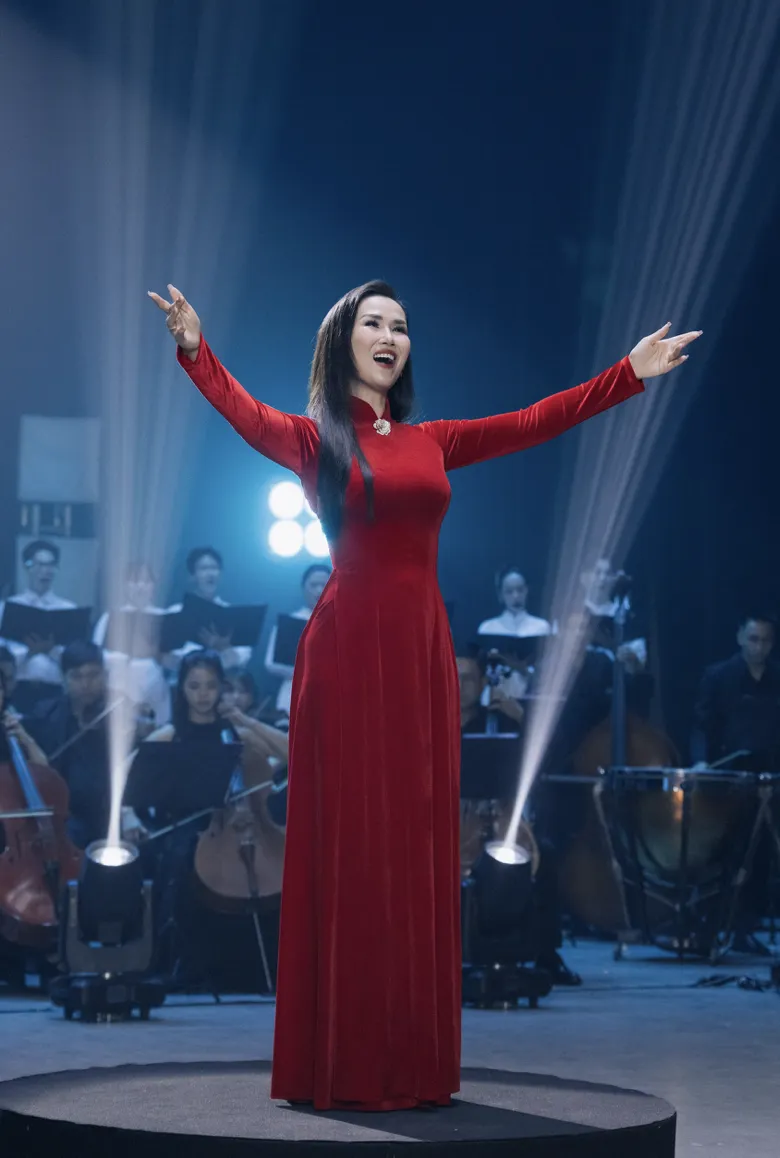 Võ Hạ Trâm ra mắt MV ca ngợi quê hương, tặng Quỹ vì người nghèo Võ Hạ Trâm tâm huyết khi với dòng nhạc truyền thống