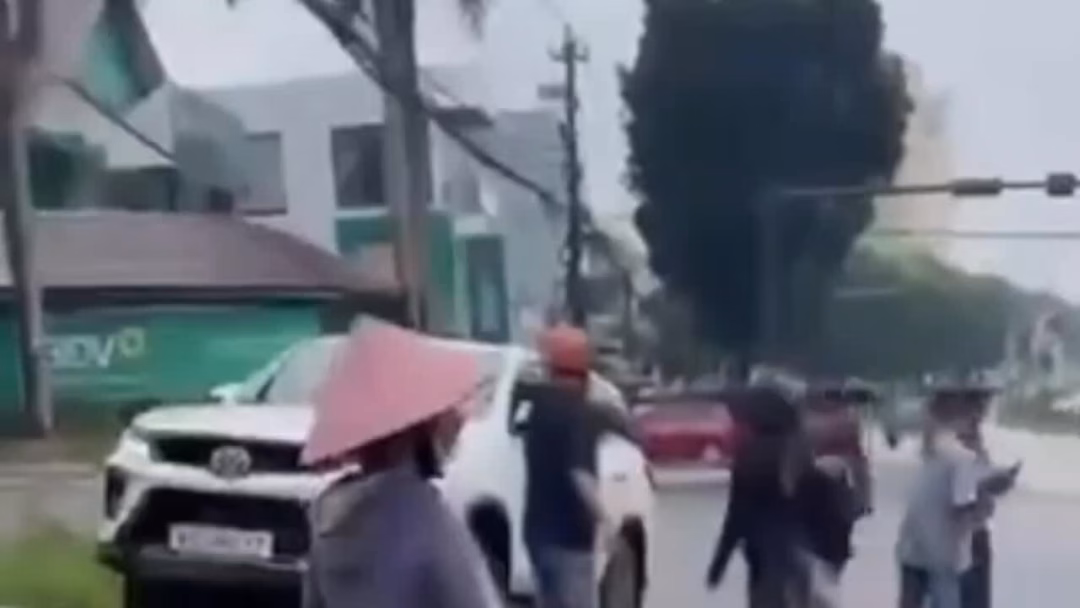 Xe 7 chỗ mất lái tông vào cột biển báo, 1 người bị thương Chiếc xe mất lái tông vào trụ biển báo bên đường