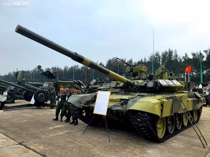 Xe tăng T-90S Việt Nam luyện tập diễu binh Xe tăng T-90S tại Triển lãm Quốc phòng quốc tế 2022. Ảnh: VTC news