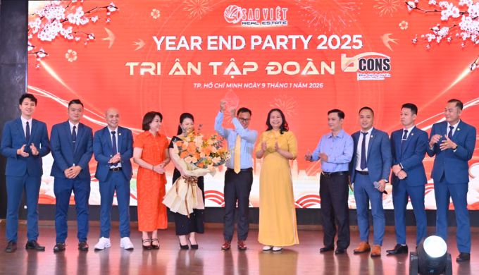 Ban lãnh đạo Sao Việt trao quà tri ân Bcons Ban lãnh đạo công ty Sao Việt tặng quà tri ân Tập đoàn Bcons