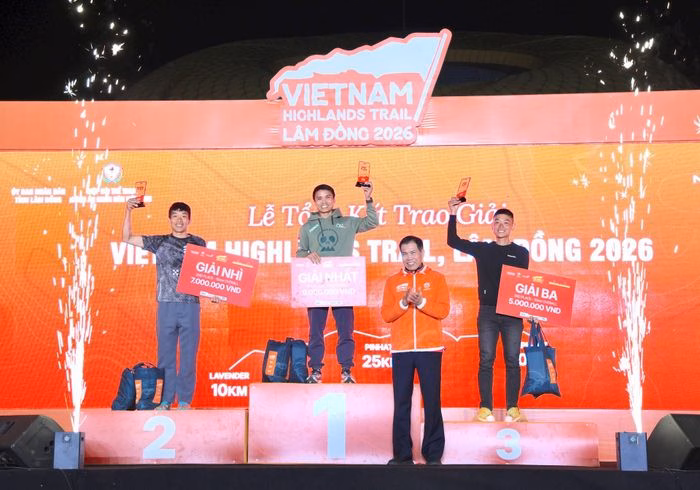 Ban tổ chức trao giải 50 km nam