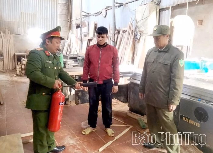 Tình hình cháy nổ tại làng nghề mộc Yên Lạc Công an xã Yên Lạc tuyên truyền PCCC cho người dân