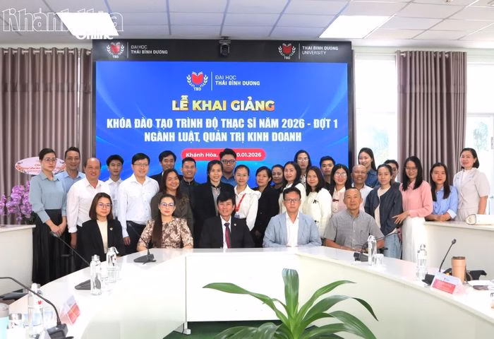 Đại biểu v&agrave; học vi&ecirc;n chụp ảnh tại buổi lễ