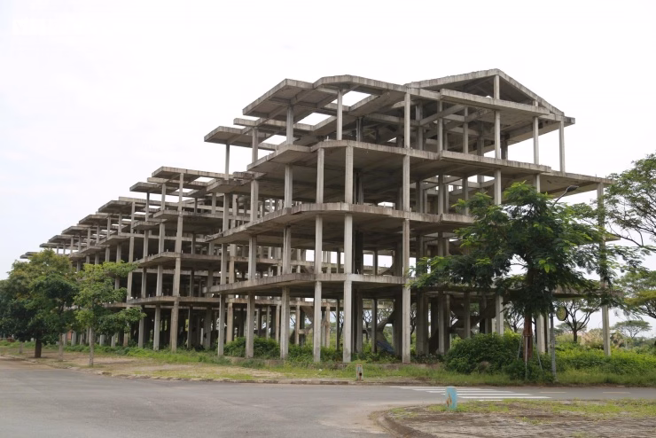 C&aacute;c d&atilde;y nh&agrave; trong dự &aacute;n Golden Hills City chỉ ho&agrave;n thiện phần th&ocirc;, nhiều khu vực c&ograve;n bỏ hoang