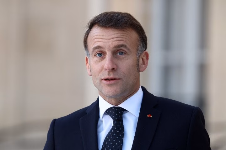 Tổng thống Ph&aacute;p Emmanuel Macron đang n&oacute;i chuyện trước binh sĩ