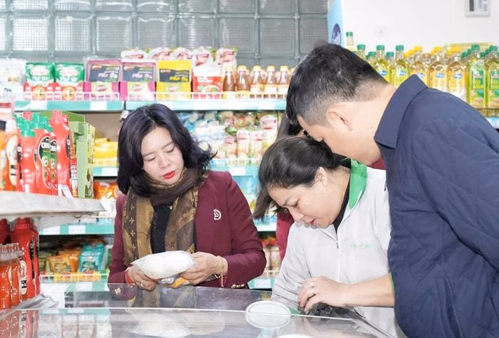 Kiểm tra an to&agrave;n thực phẩm tại si&ecirc;u thị BRG, H&agrave; Nội