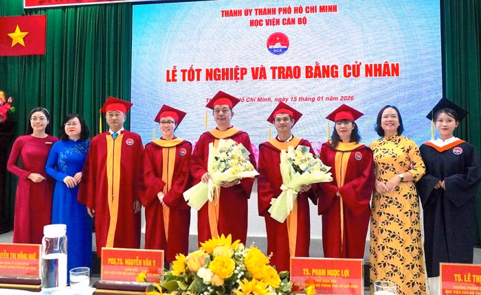 Sinh vi&ecirc;n tặng hoa cảm ơn Ban Gi&aacute;m đốc Học viện C&aacute;n bộ TPHCM